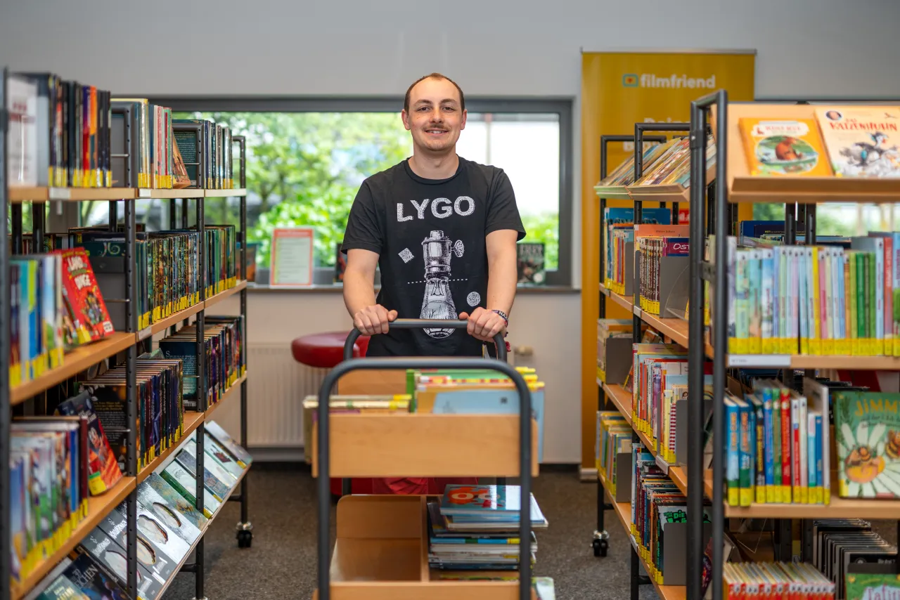Mitarbeiter der Gemeindebücherei Obersulm mit Bücherwagen