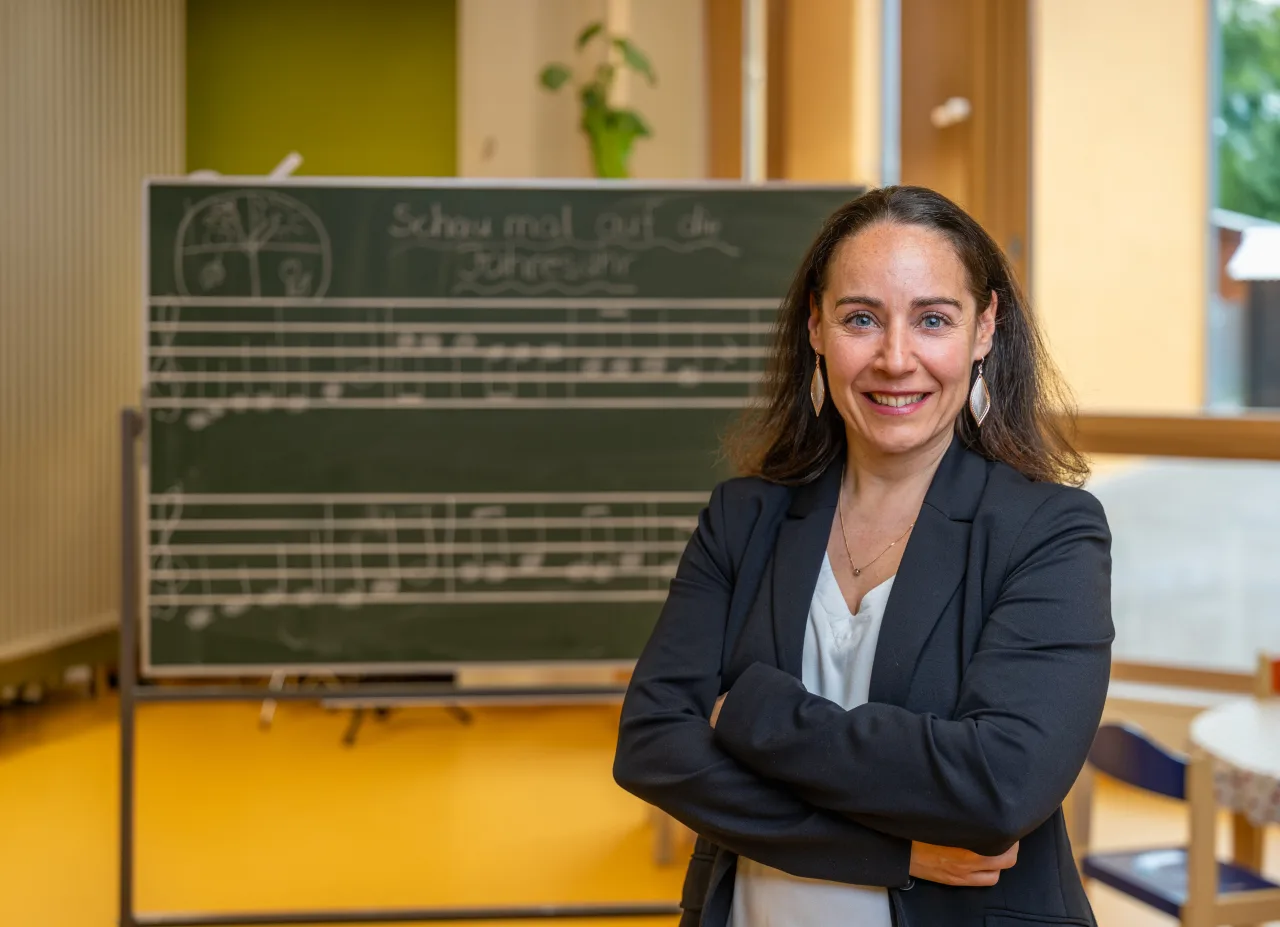 Lehrkraft der Musikschule Obersulm vor einer Tafel mit Noten